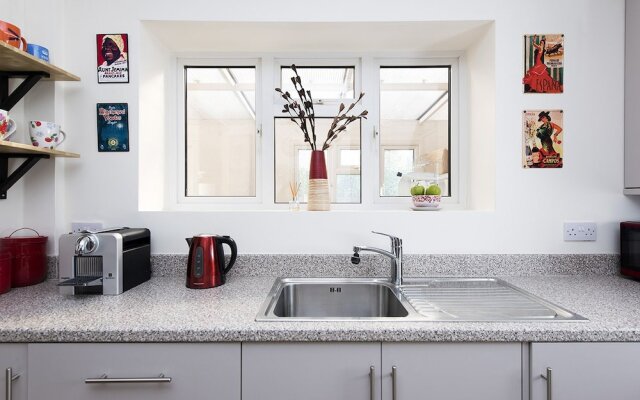 Cosy 2BR House With Patio Garden In Plaistow
