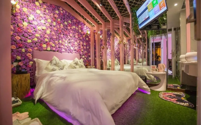 Love Of Swan Theme Hotel