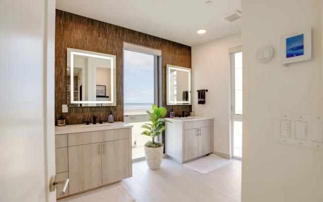 Seaside Vacation Rental: Walk to Beach & Downtown!