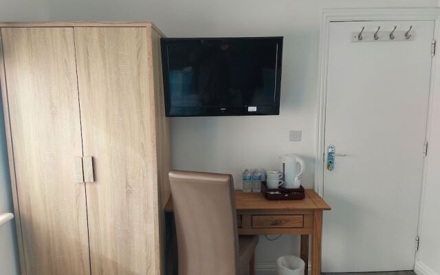 "room in Guest Room - Apple House Wembley Twin Room Shared Bathroom"