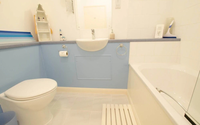 Clifton Court Apt 15 With Heated Pool