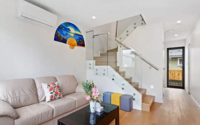 Cheerful Three Bedroom Townhouse With Parking