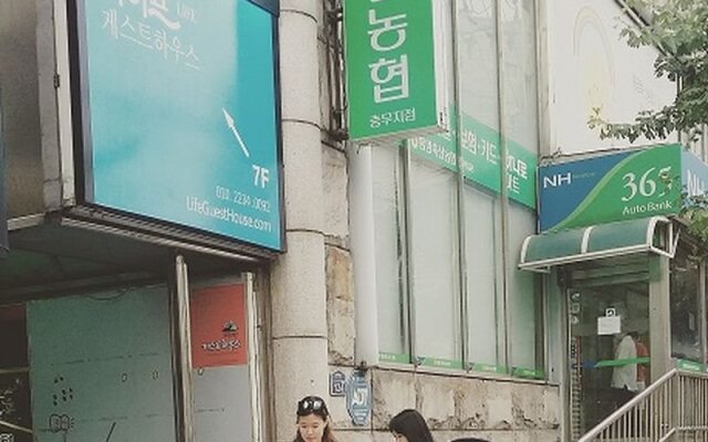 Life Guesthouse - Hostel