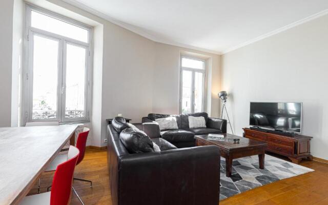 Bourgeois 3 bdrs & Large Terrace - 5mn from le Palaisdowtown