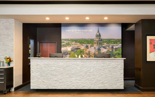 La Quinta Inn & Suites by Wyndham Denton - University Drive