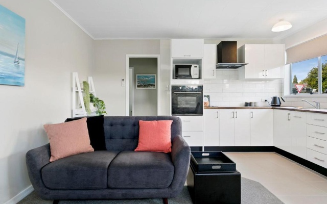 Stylish Cottage - A short stroll to the lake and 5 min drive to town – Kitchen – Taupo