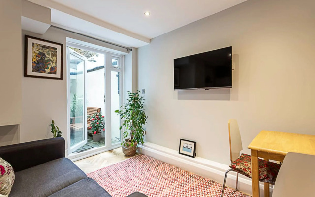 Cosy Garden Flat in Prestigious Residential Area