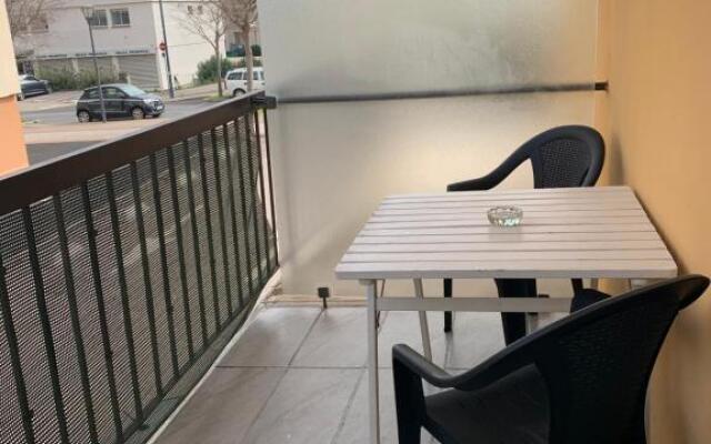 Agréable Studio, belle terrasse, Parking privé, 2 étoiles
