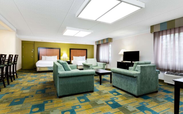 La Quinta Inn & Suites by Wyndham St. Pete-Clearwater Airpt