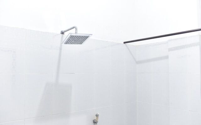 RedDoorz near Sultan Hasanuddin Airport 2