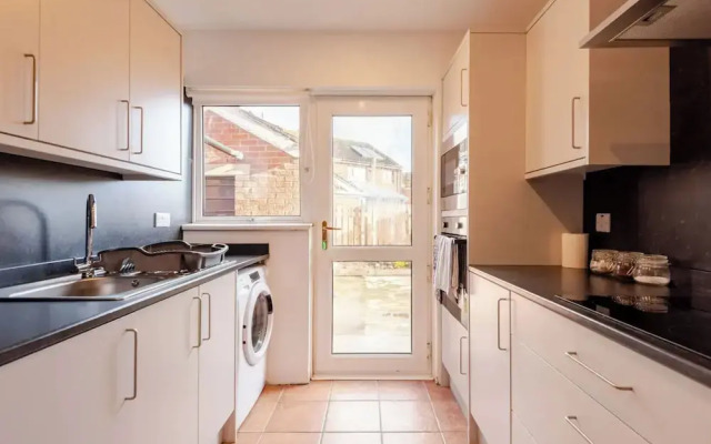 4 bed House - Private Garden - Free Parking