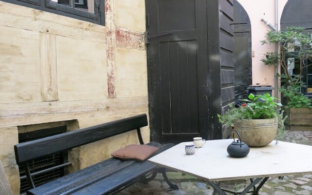 apartment historical building 1374-1