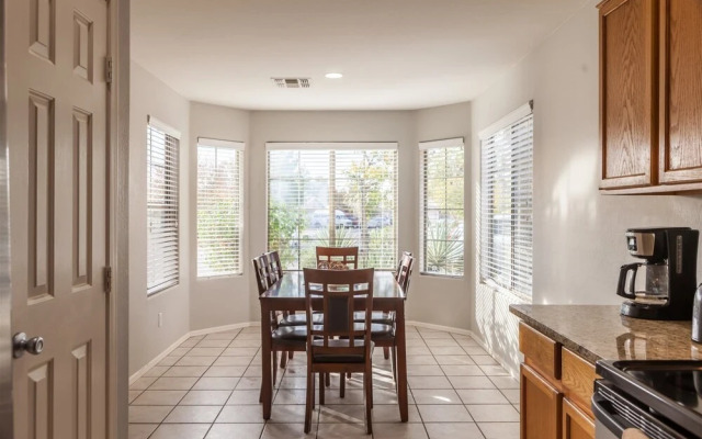2821 Avondale
