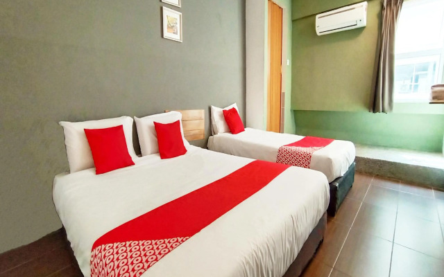 OYO 89465 Golden Lounge