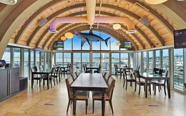 Modern and Bright Penthouse With Ocean View