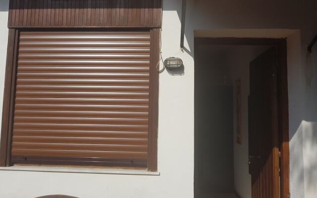 Monovano Furnished With a Small Garden