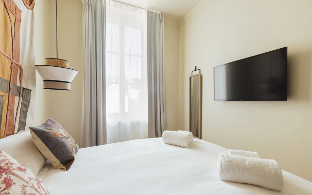 Hôtel Corneille - Entrée autonome, réception en ligne -Encore Mieux