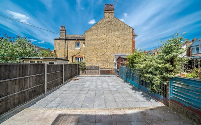 Homely 4-bedroom Home With 2 Baths & Free Parking