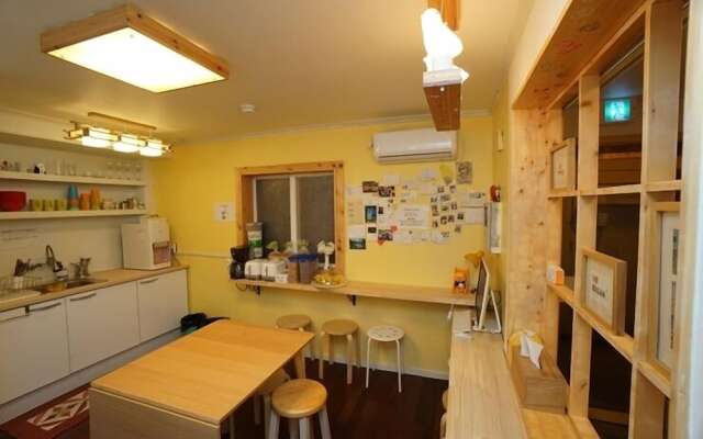 710 Guesthouse Yellow