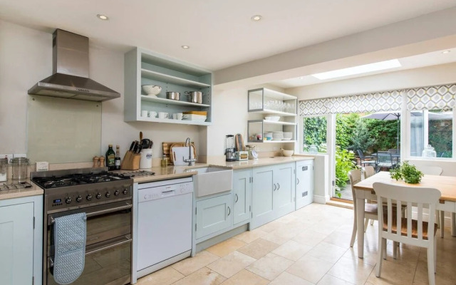 Delightful 2-bed Home, Fulham