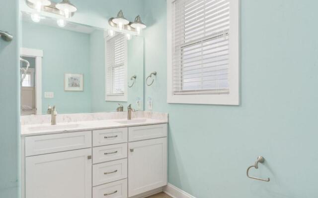 Alpha Breeze by Oak Island Accommodations