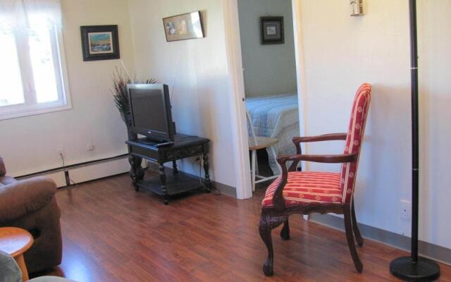 Downtown Log Cabin Hideaway Bed & Breakfast Inn Fairbanks | B&Bs