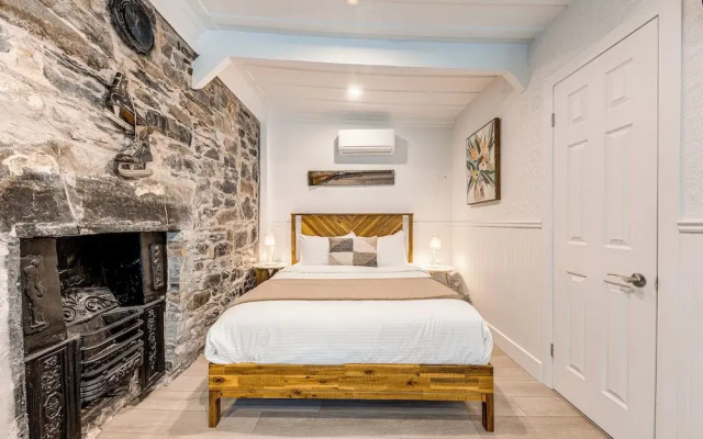 Gorgeous 3 Bedroom 2-floor Old Townhouse