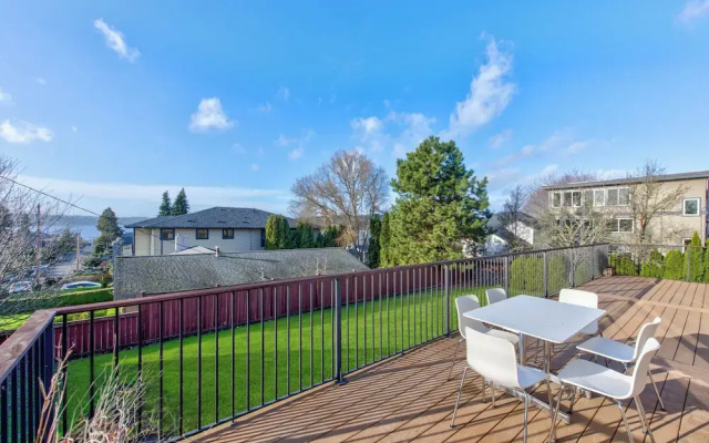 Renton Lakeside Oasis, Lakeview, 4B 2.5B, Spacious