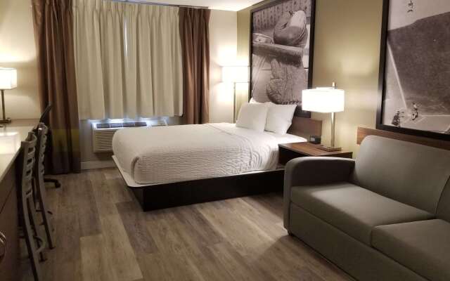 Super 8 by Wyndham Winnipeg West