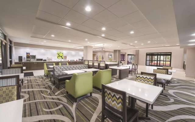 La Quinta Inn & Suites by Wyndham Kennesaw