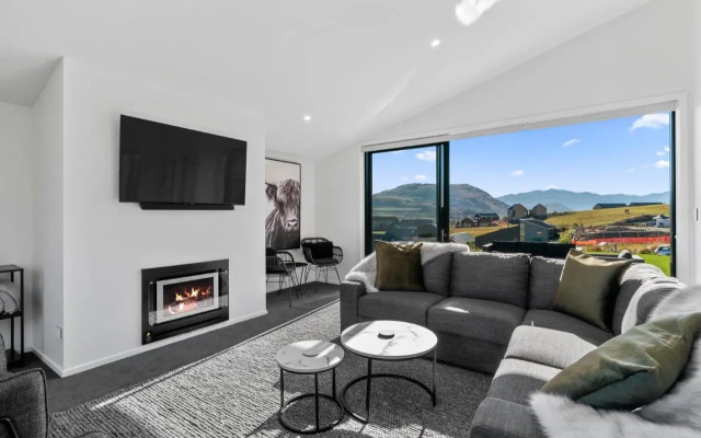 A Remarkable Stay - Jack's Point Holiday Home