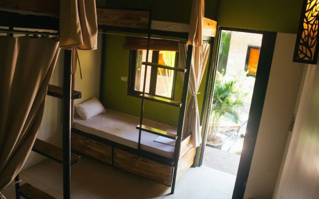 tropic hostel and restaurant