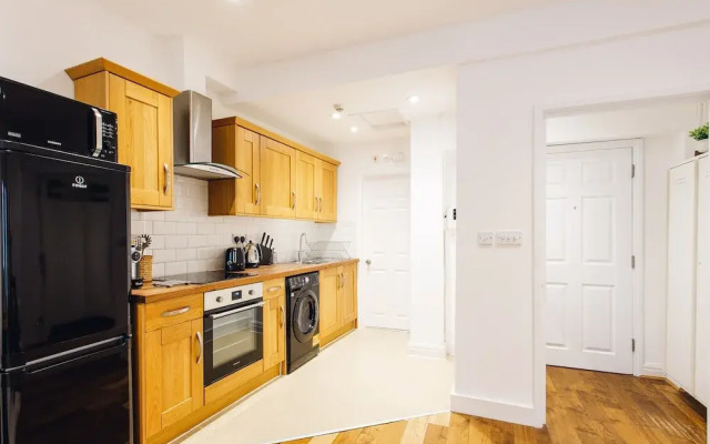 2 Bed Apartment Right on Trafalgar Square