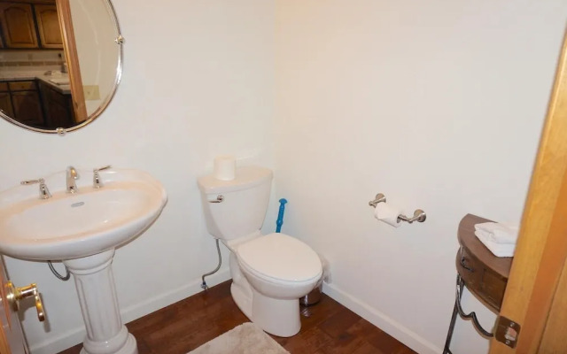 Beautiful Remodeled 2-bedroom Condo