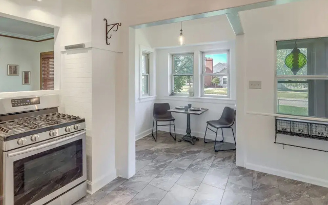 Walk to Main Street: Charming Roswell Home!