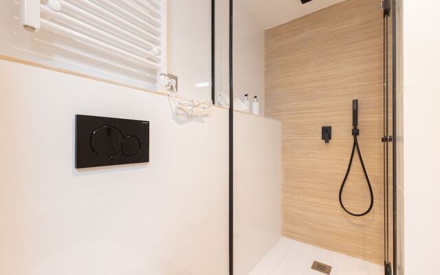 Triana Acacias by Valcambre