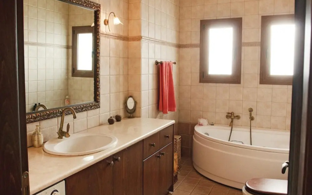 Beautiful Home in Finikia With Wifi and 3 Bedrooms