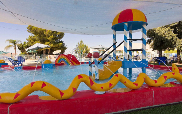 Shoresh Green Hills Family Suites Hotel
