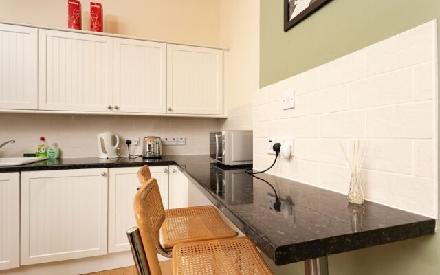 1 Bedroom Apartment Overlooking Park