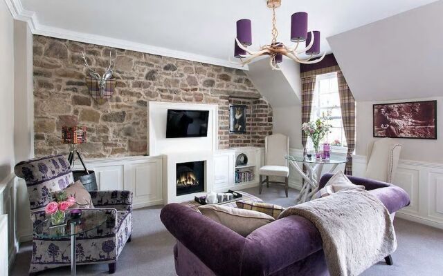 JOIVY The Wee Palace by the Castle