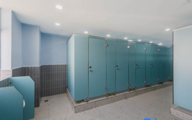 STAR HOTEL (Shanghai Hongqiao Weining Road Subway Station)