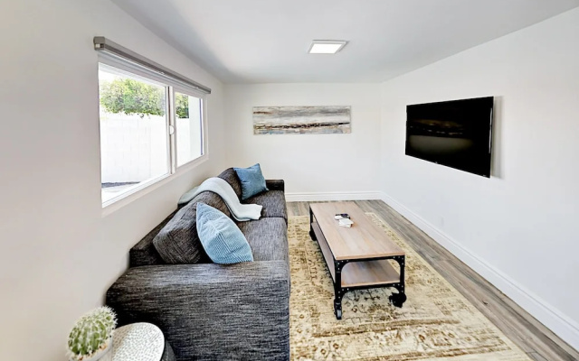 Mid Century Modern Home 3 Bedrooms 2 Bathrooms Home