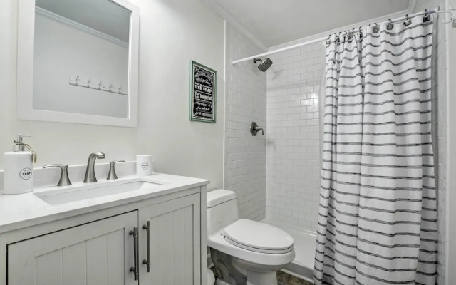 Walk to Dtwn & Breweries: Townhome in Cary!