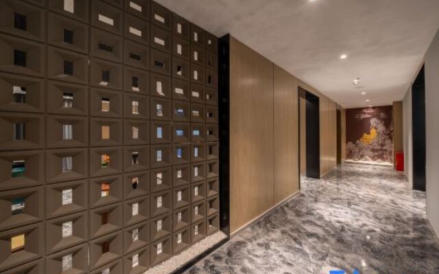 Waiting Hotel (Shanghai Hongqiao Tianshan Road)