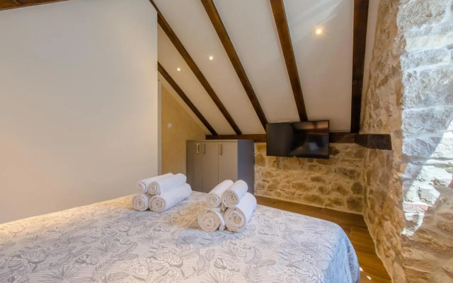 Luxury Apt Petra in 400 year old stone house 4+2