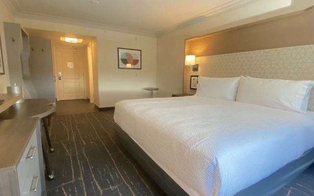 Elk Lake Inn & Suites Victoria