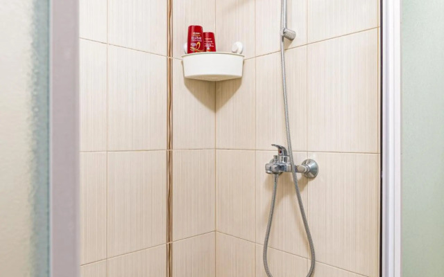 Peaceful Riverside Studio with Garage & private Patio Garden Center