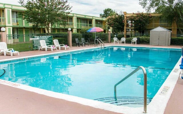 Econo Lodge Savannah Gateway I-95