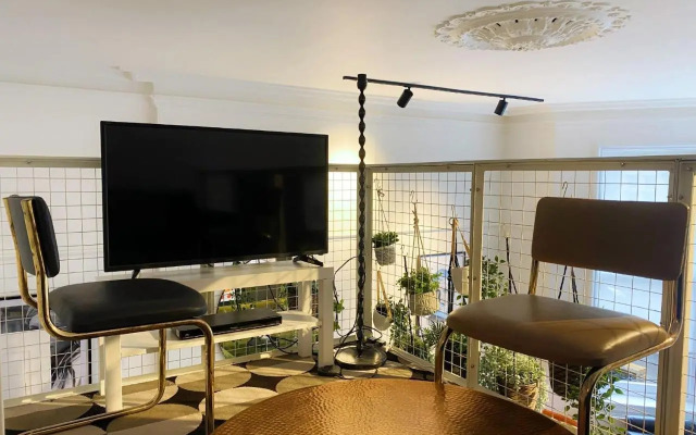 Modern and Bright Three Bed Apartment