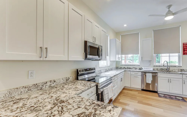 Modern Pittsburgh Home w/ Rooftop Deck & Backyard